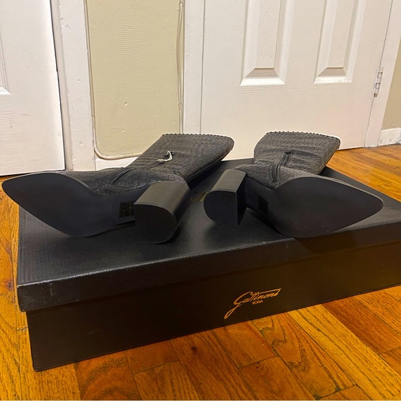 Western Elegance: Gattinoni Elliston Knee-High Croc Boots from Italy - Picture 3 of 5